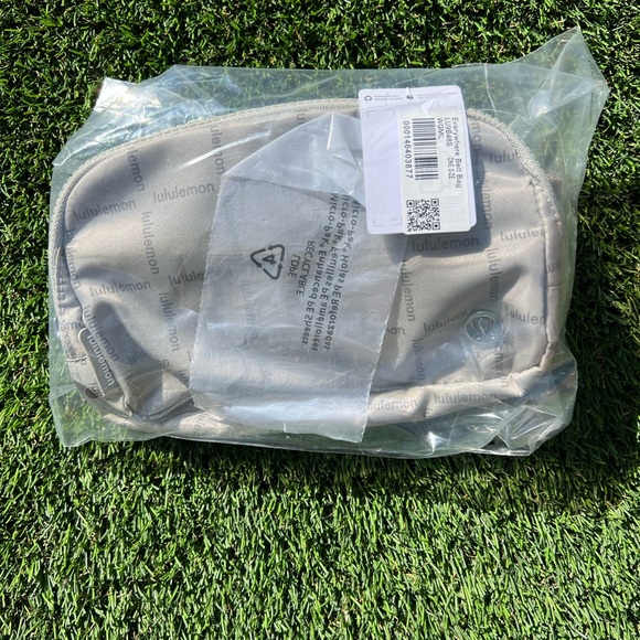 NEW LULULEMON EVERYWHERE BELT BAG
COLOR Wordmark Grid Mini Raw Linen - Picture 7 of 9